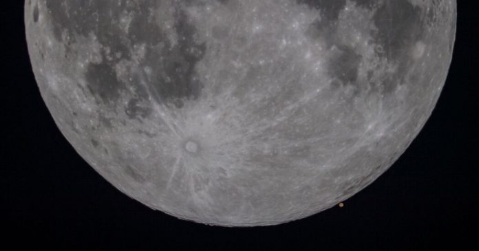13mars-moon-comet-facebookJumbo.jpg